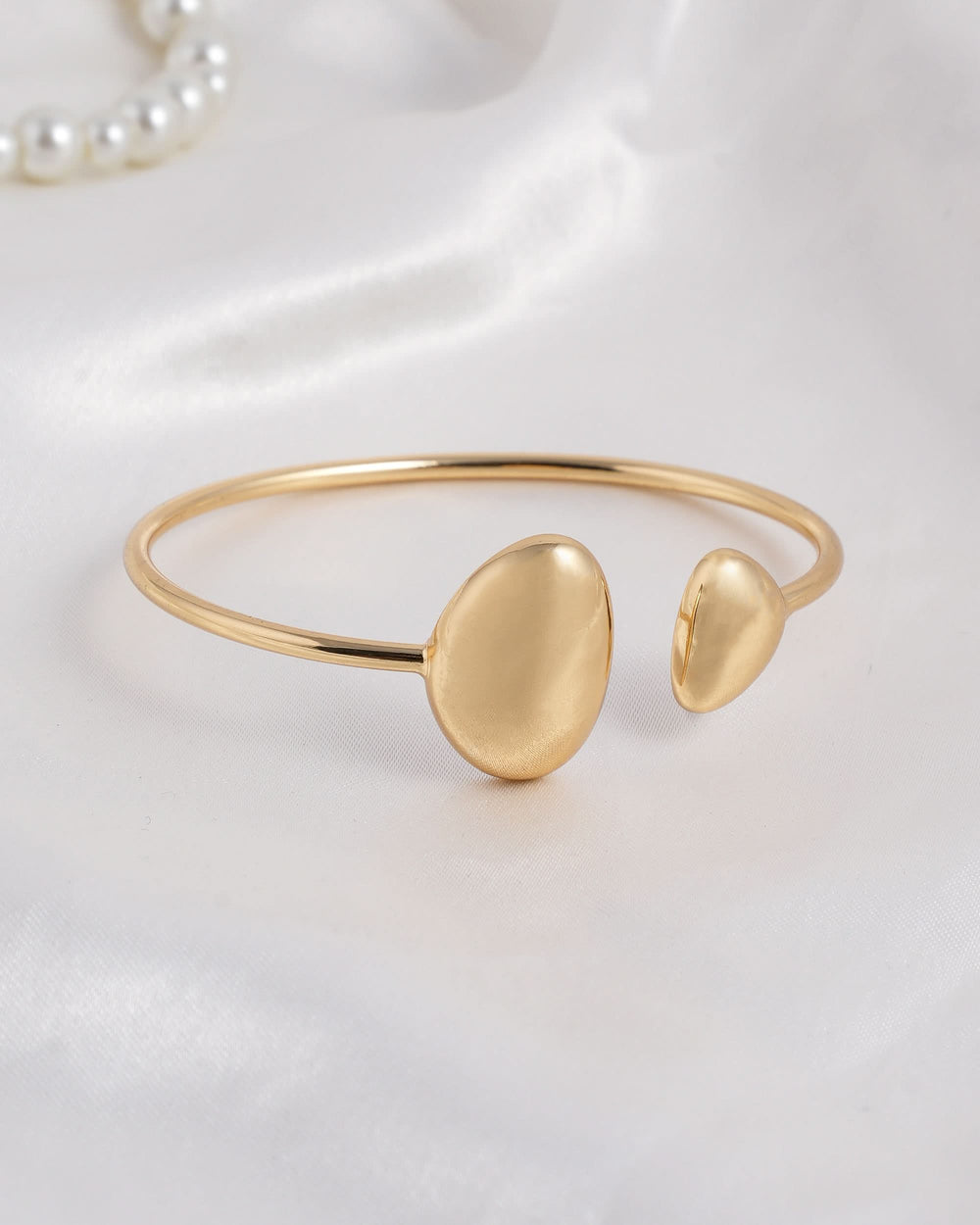 Eminent Women’s Oval Accent Bangle