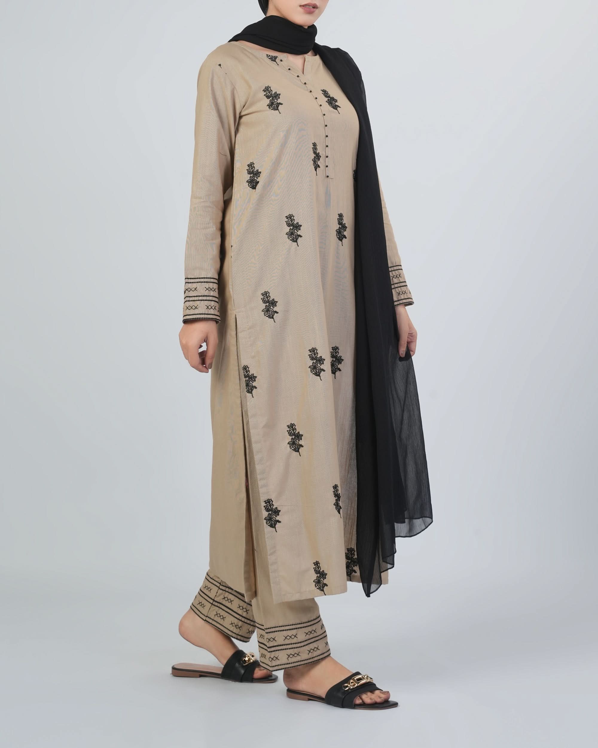Women's Khaddar Embroidered 3Pcs Suit