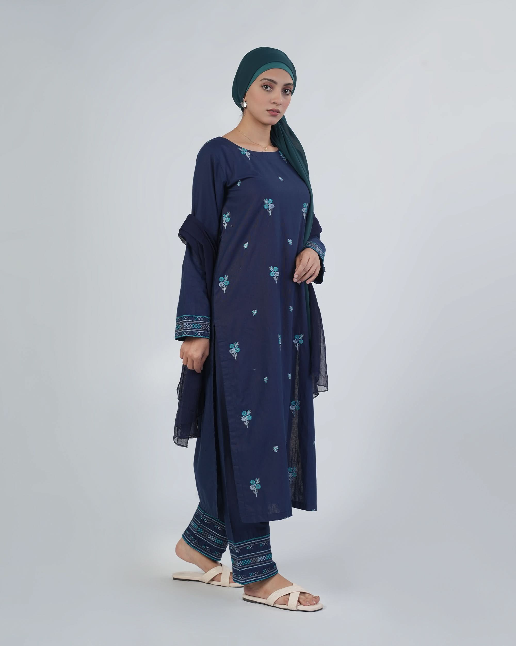 Women's Khaddar Embroidered 3Pcs Suit