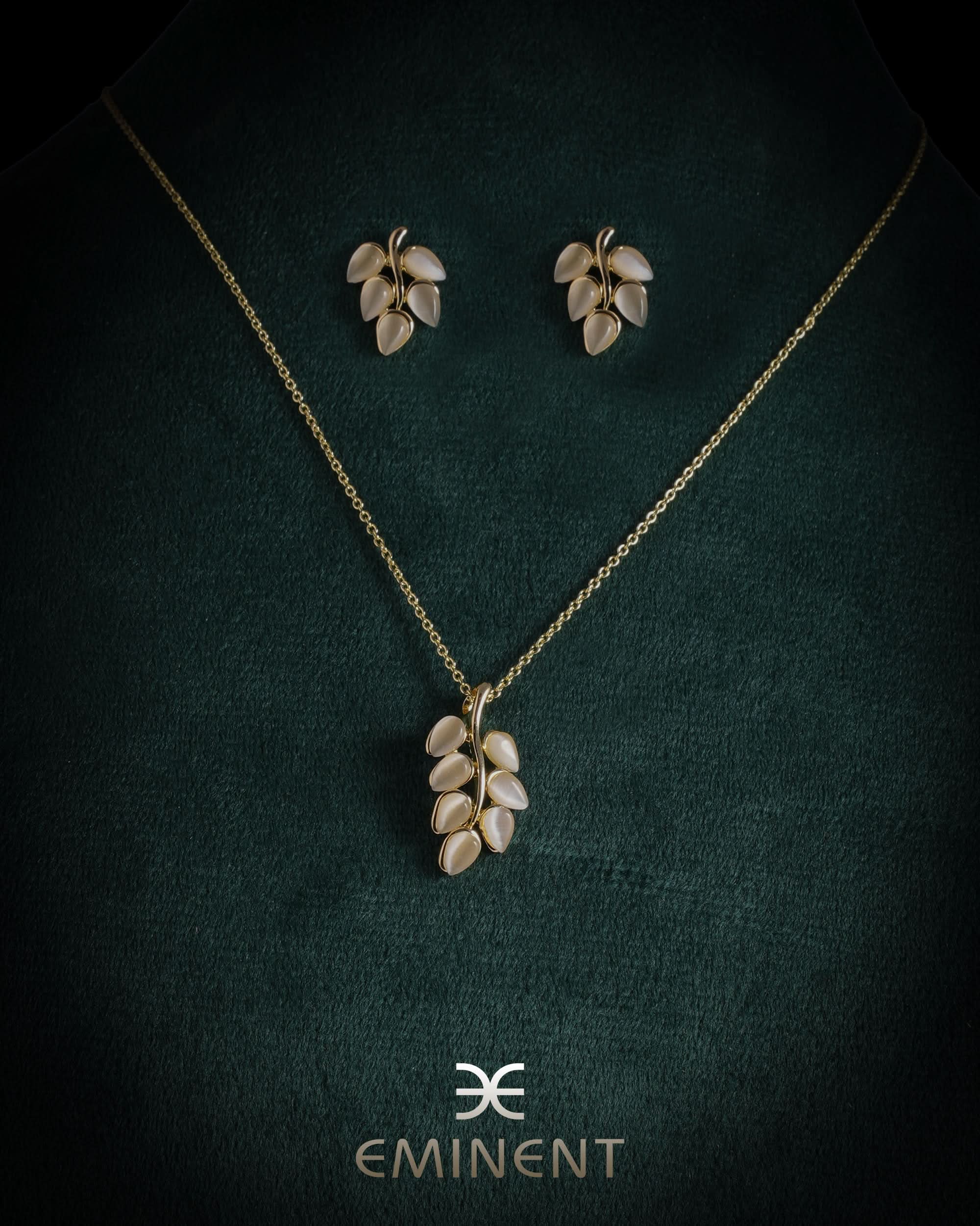 Eminent Women's Leaf Bloom Necklace Set