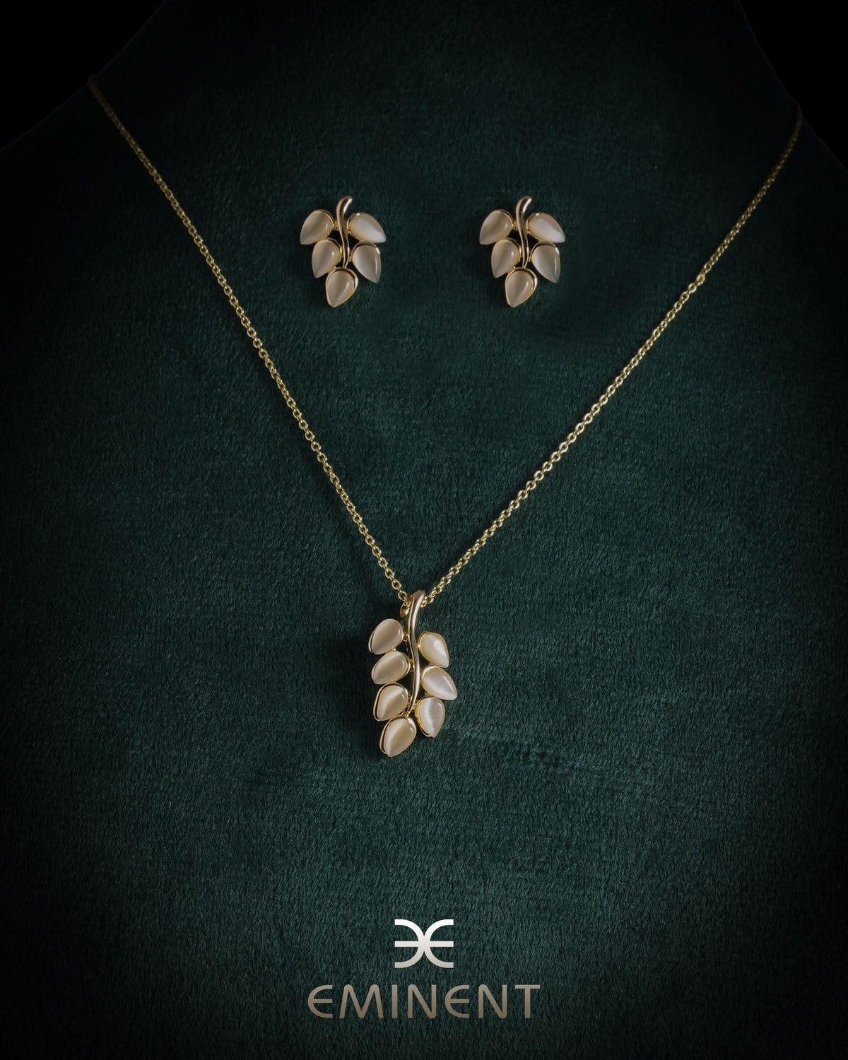 Eminent Women's Leaf Bloom Necklace Set