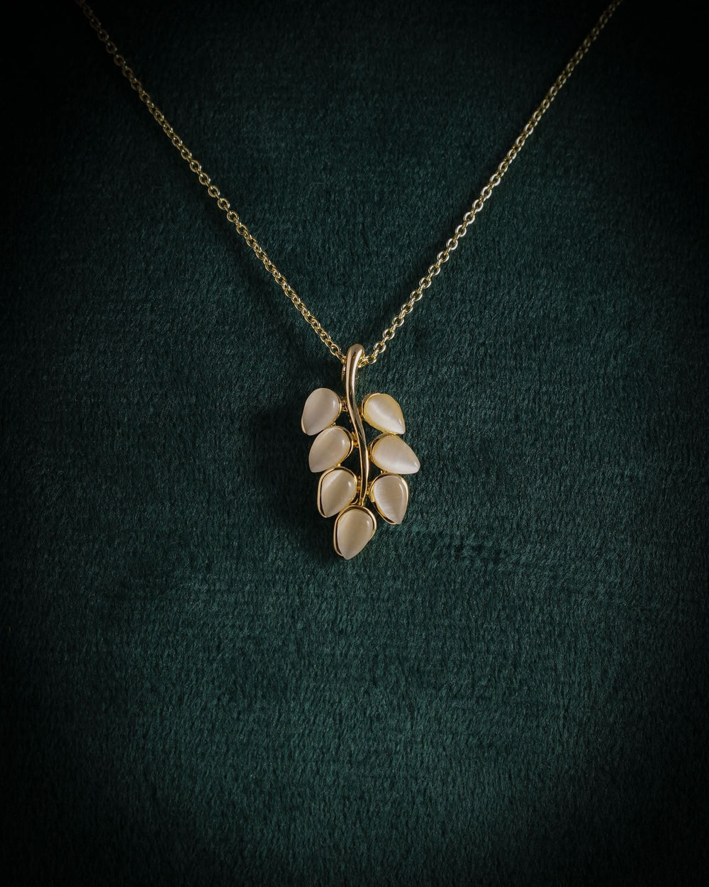 Eminent Women's Leaf Bloom Necklace Set