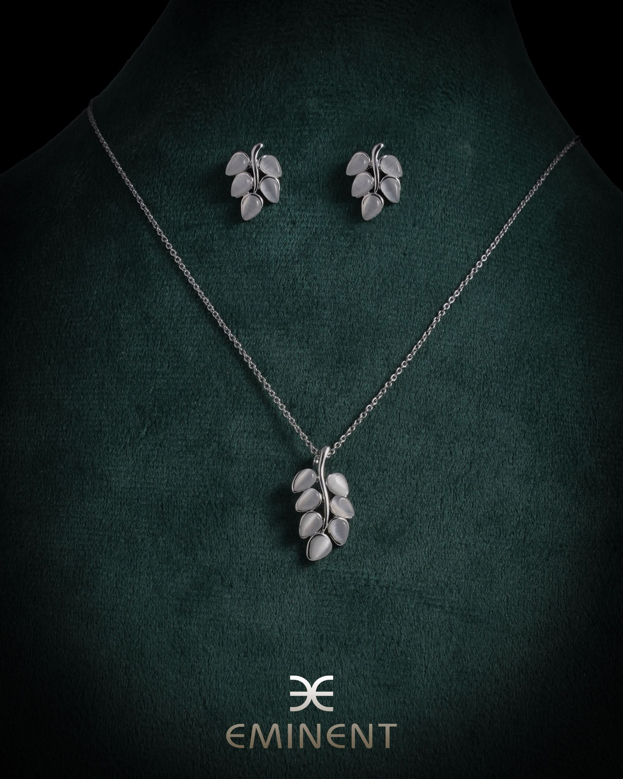 Eminent Women's Leaf Bloom Necklace Set
