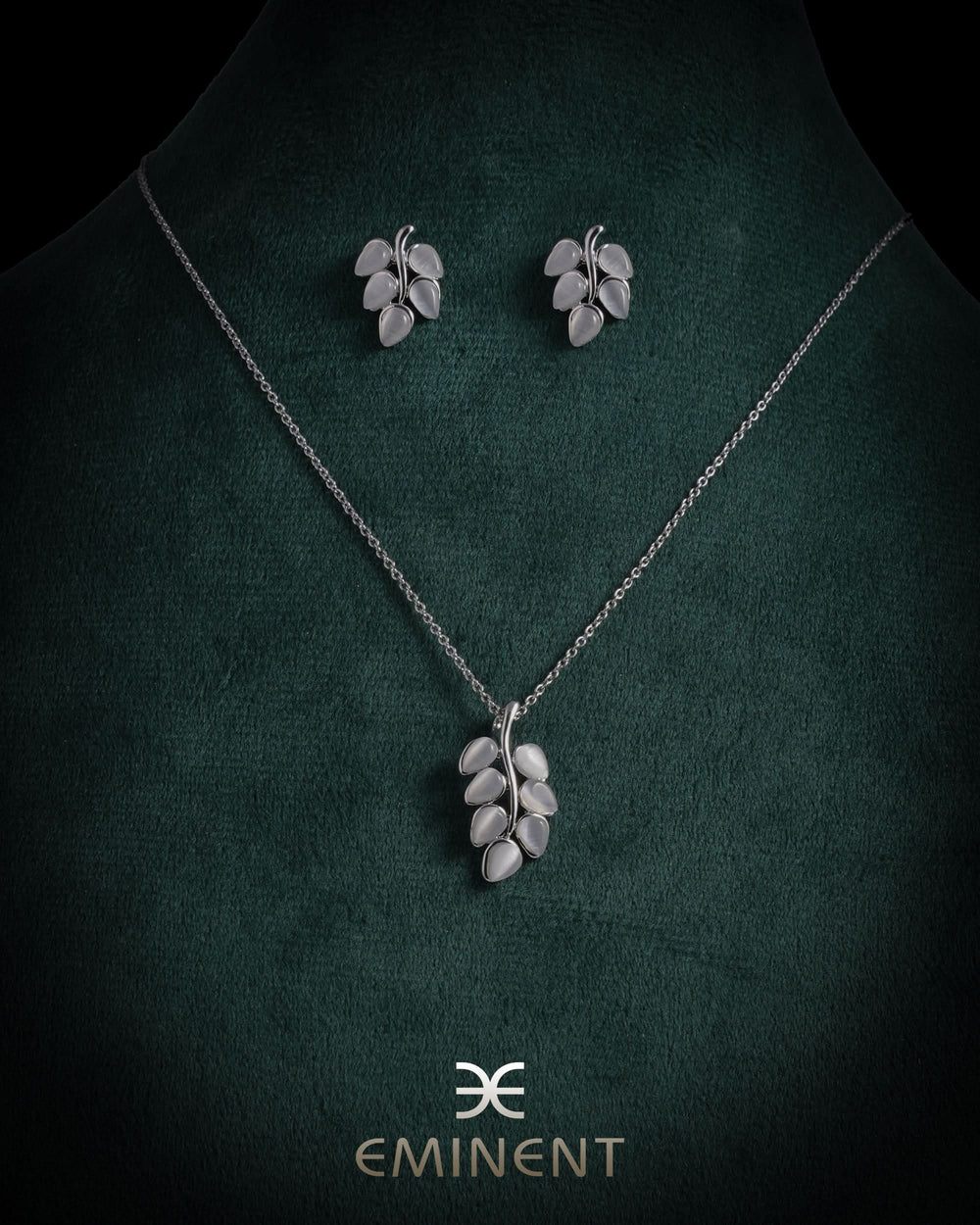 Eminent Women's Leaf Bloom Necklace Set