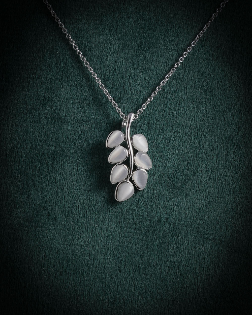 Eminent Women's Leaf Bloom Necklace Set