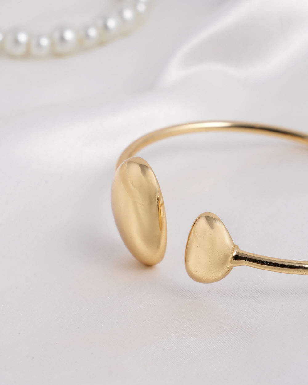 Eminent Women’s Oval Accent Bangle