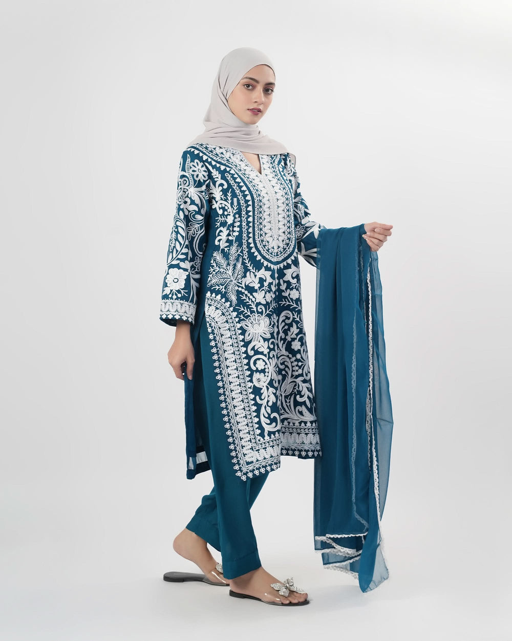 Valuables Women Chiffon Embroidered 3-Piece Suit